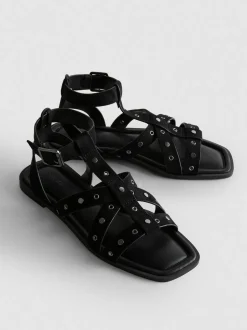 Nietenbesetzte Riemchensandalen in Wildleder-Optik