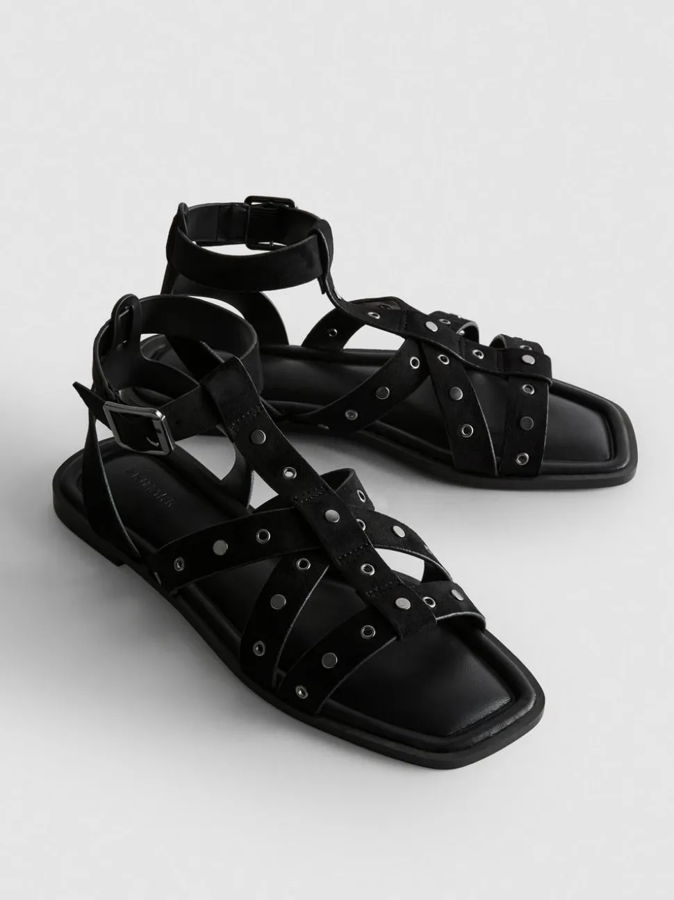 Nietenbesetzte Riemchensandalen in Wildleder-Optik