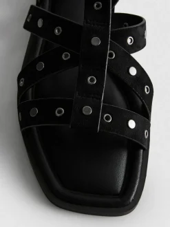 Nietenbesetzte Riemchensandalen in Wildleder-Optik