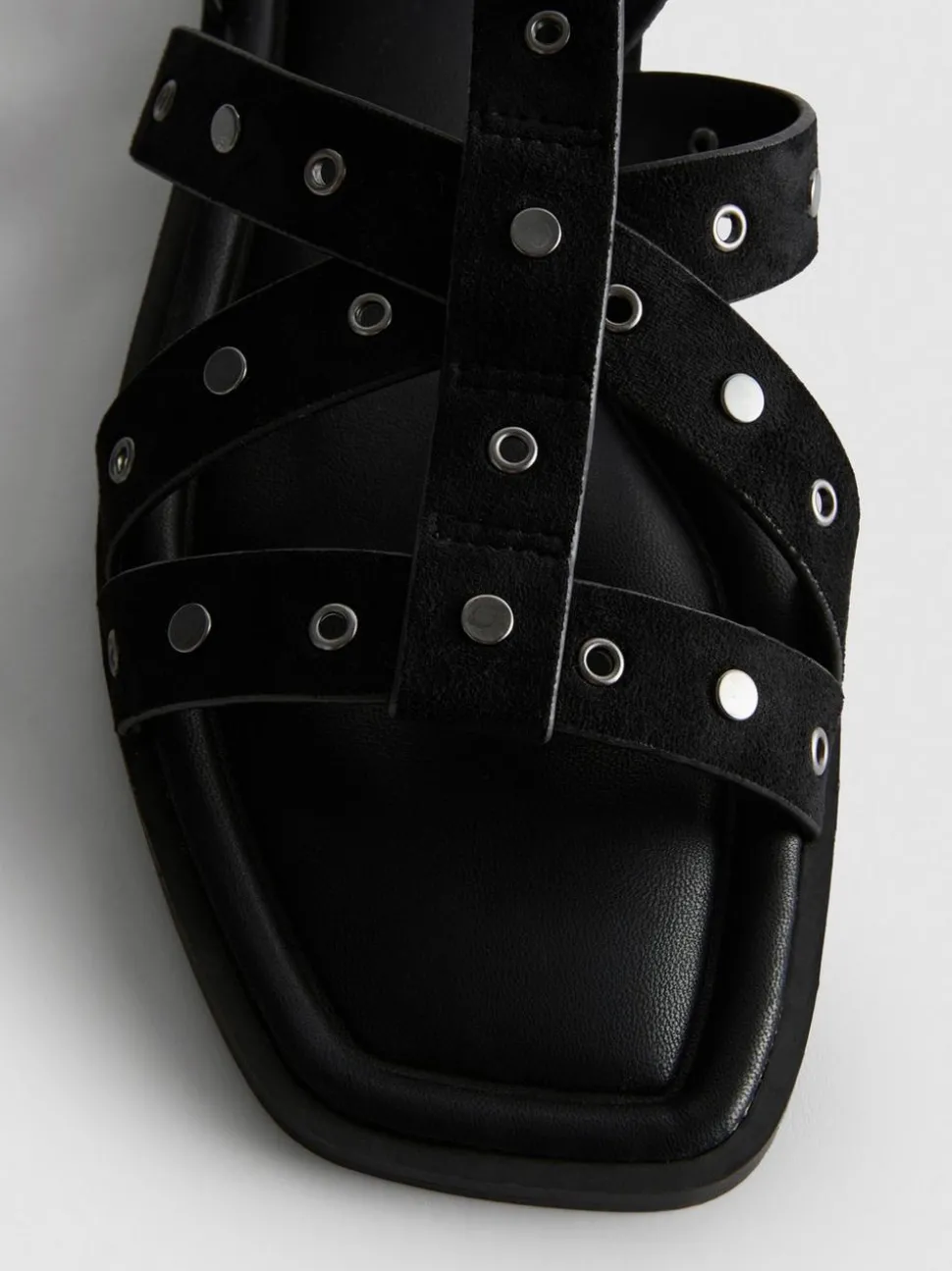 Nietenbesetzte Riemchensandalen in Wildleder-Optik