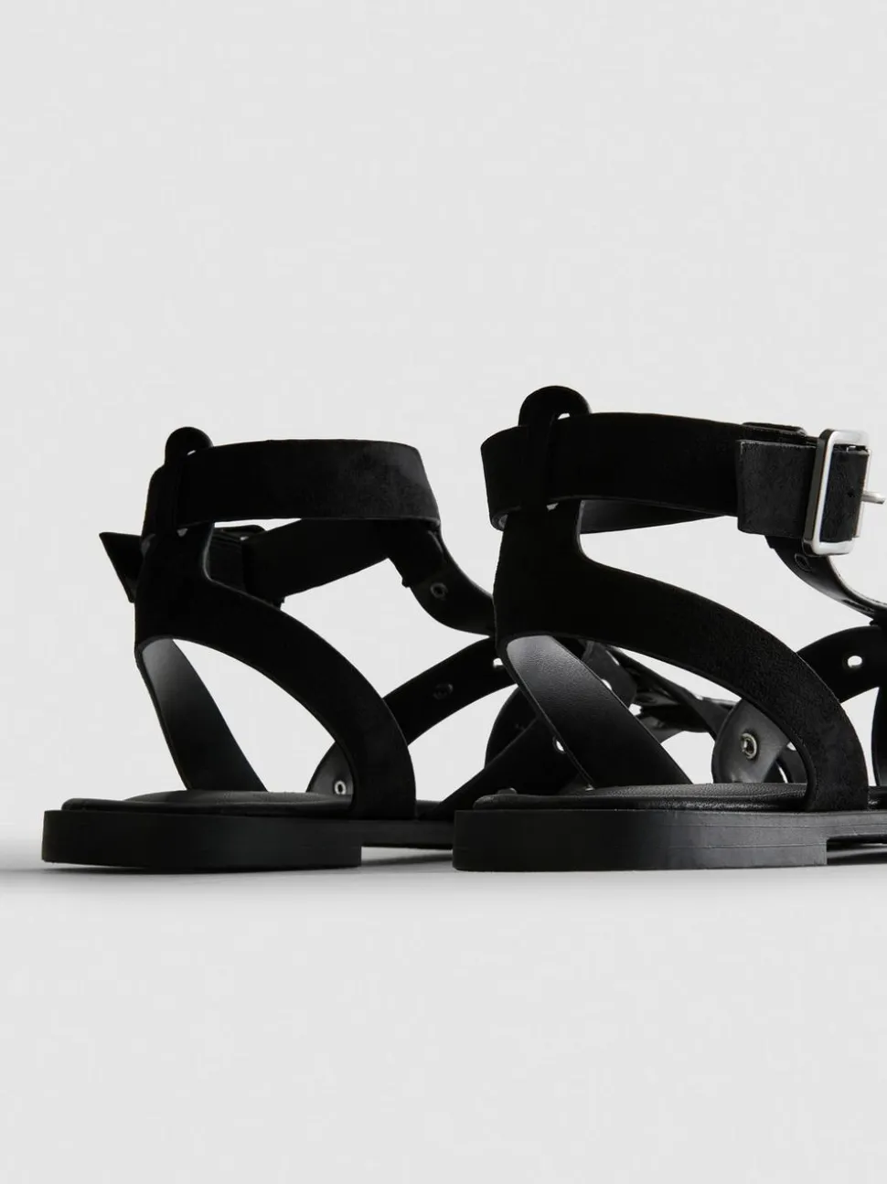 Nietenbesetzte Riemchensandalen in Wildleder-Optik