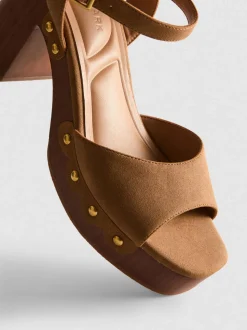 Nietenbesetzte Sandaletten in Wildleder-Optik