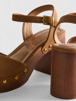 Nietenbesetzte Sandaletten in Wildleder-Optik