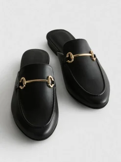 Offene Kunstleder-Loafer mit Trensen-Detail