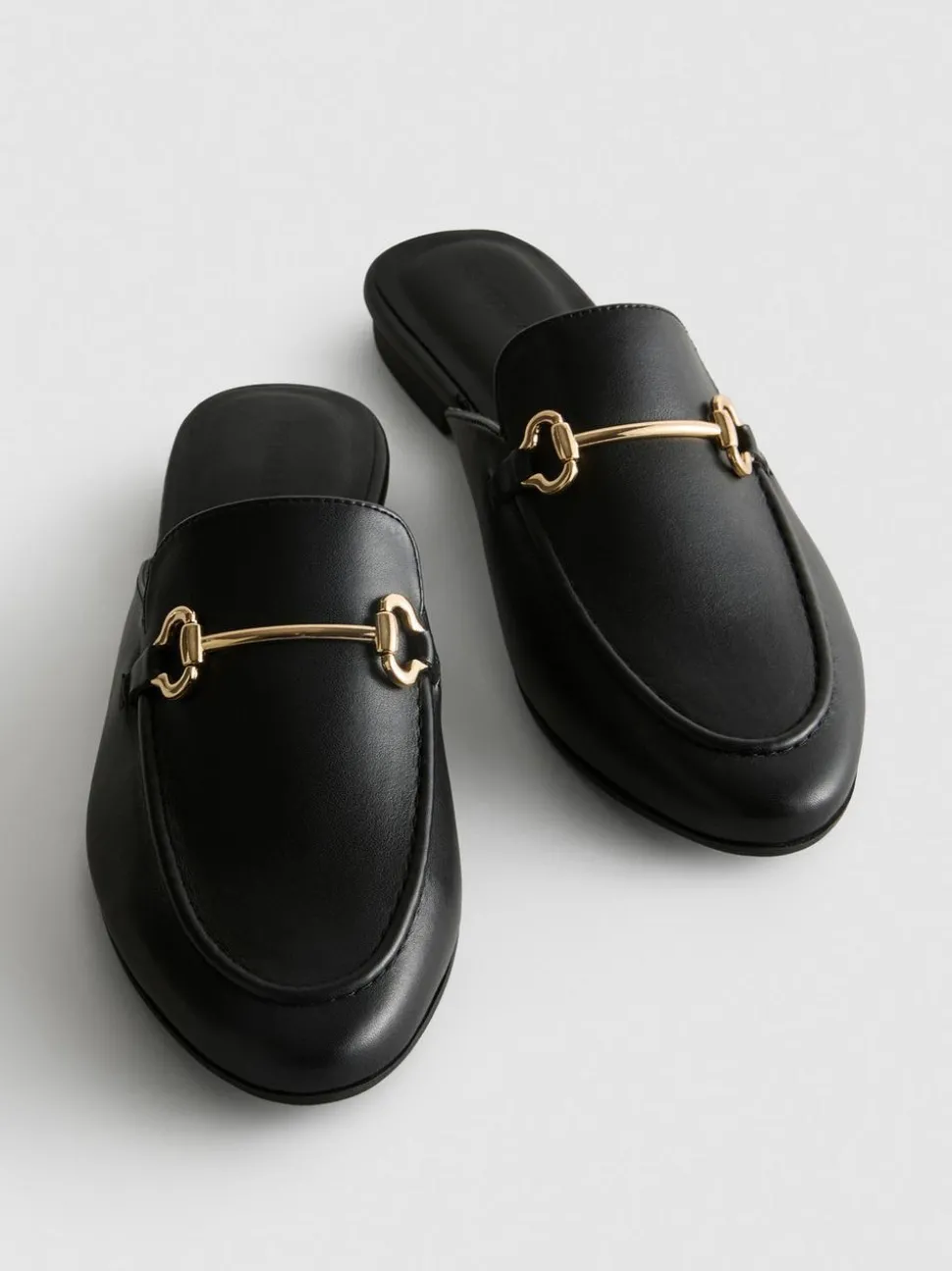Offene Kunstleder-Loafer mit Trensen-Detail