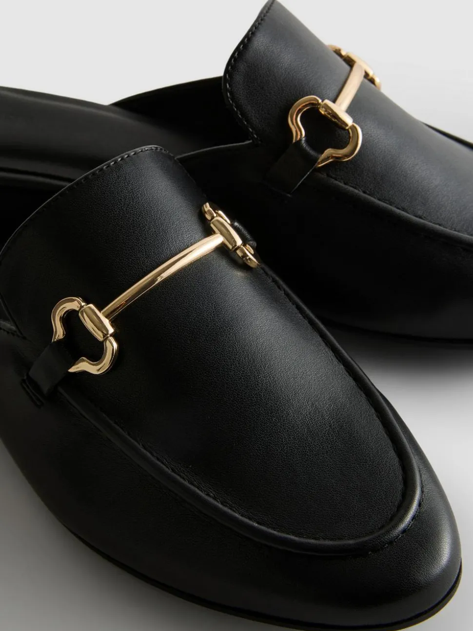 Offene Kunstleder-Loafer mit Trensen-Detail