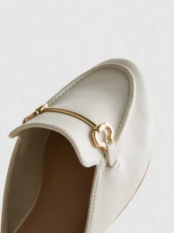 Offene Kunstleder-Loafer mit Trensen-Detail