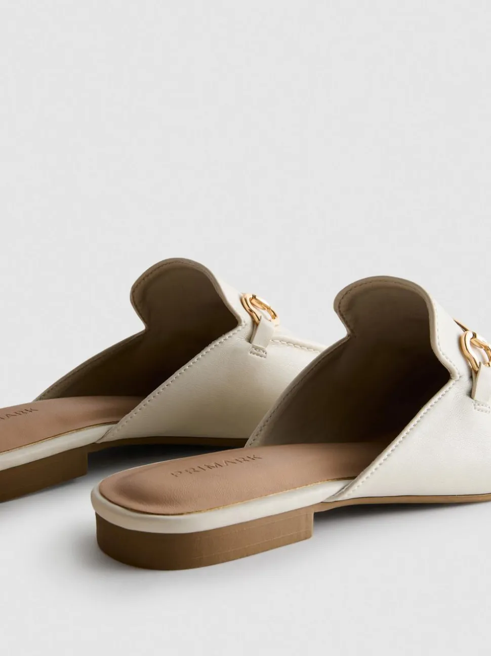 Offene Kunstleder-Loafer mit Trensen-Detail