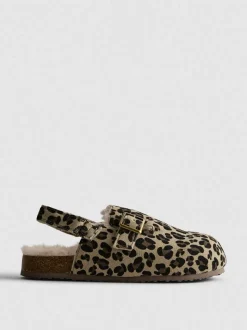 Pantoletten mit Leopardenmuster und Fersenriemen