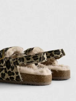 Pantoletten mit Leopardenmuster und Fersenriemen