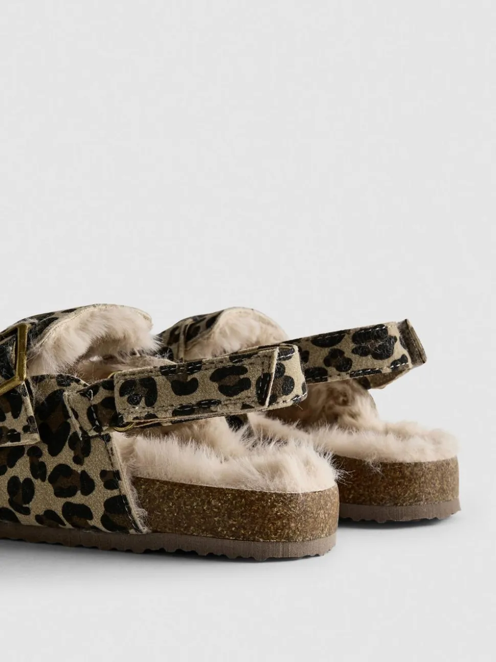 Pantoletten mit Leopardenmuster und Fersenriemen