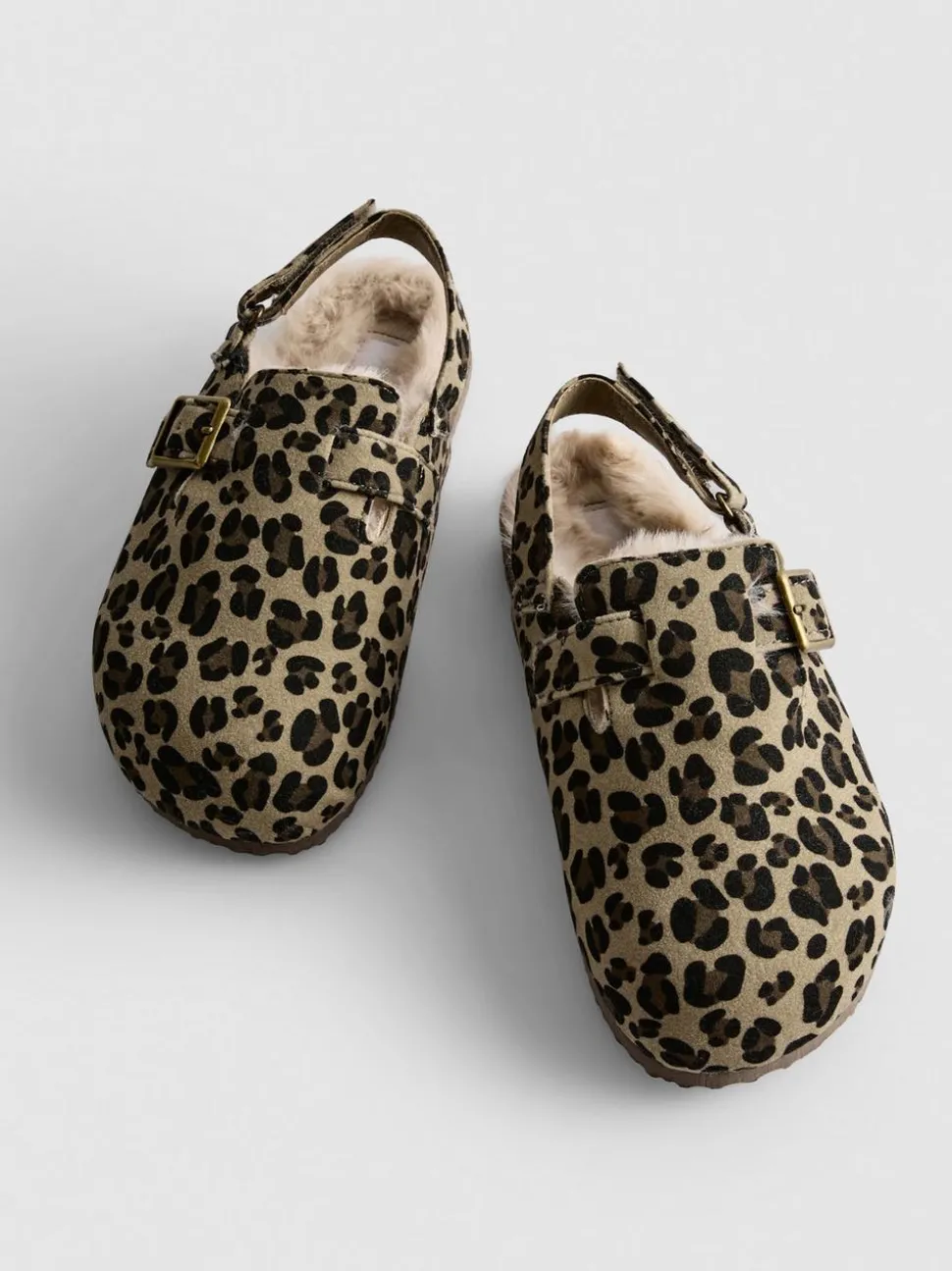 Pantoletten mit Leopardenmuster und Fersenriemen