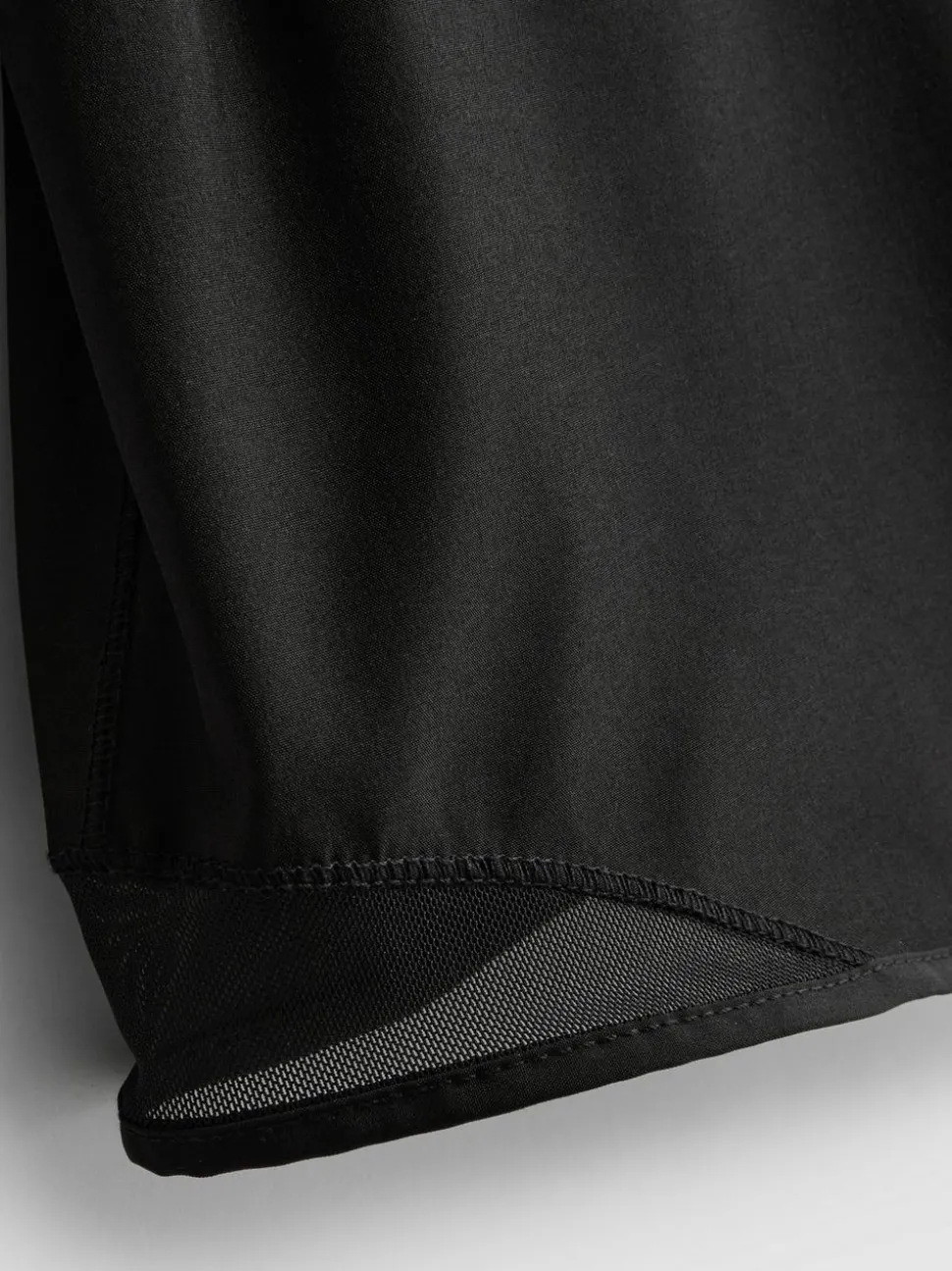 Performance-Shorts mit Netzeinsätzen