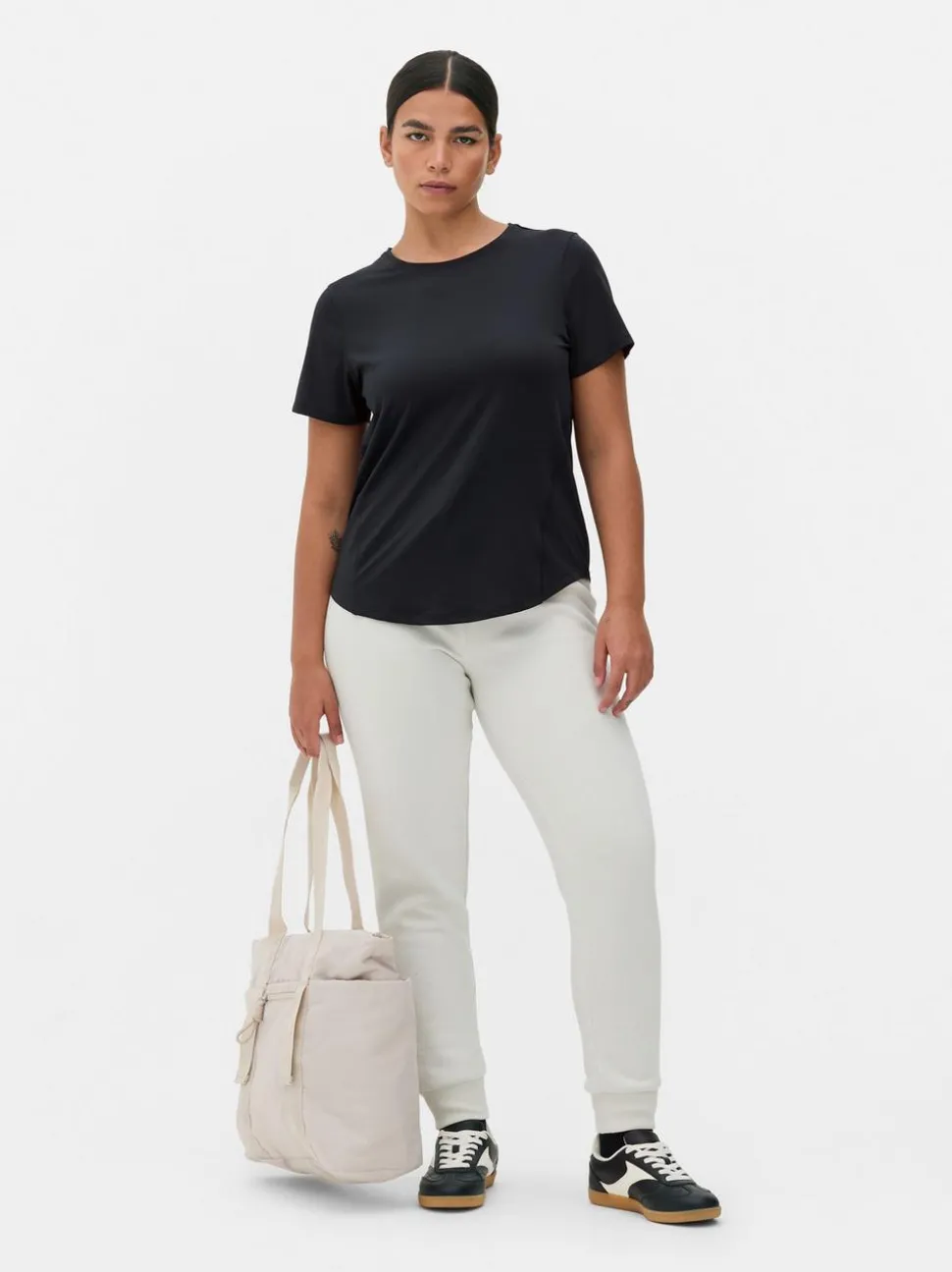 Performance-T-Shirt mit abgerundetem Saum