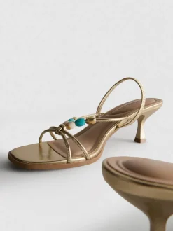 Perlenbesetzte Sandaletten mit Kitten-Heel
