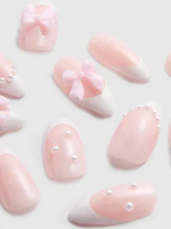 PS… Spitze, glänzende Kunstnägel mit French-Tips