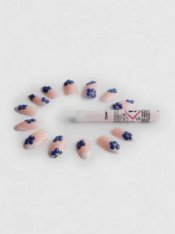 PS… Spitze Kunstnägel mit Blumen und French-Tips