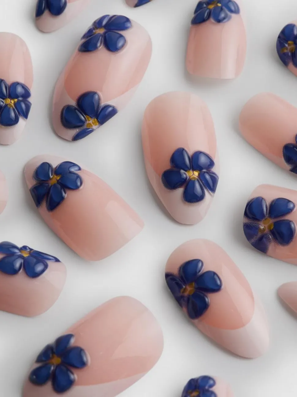 PS… Spitze Kunstnägel mit Blumen und French-Tips
