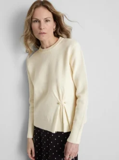 Pullover mit Brosche