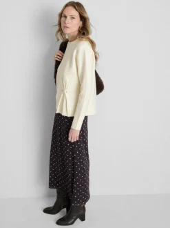Pullover mit Brosche