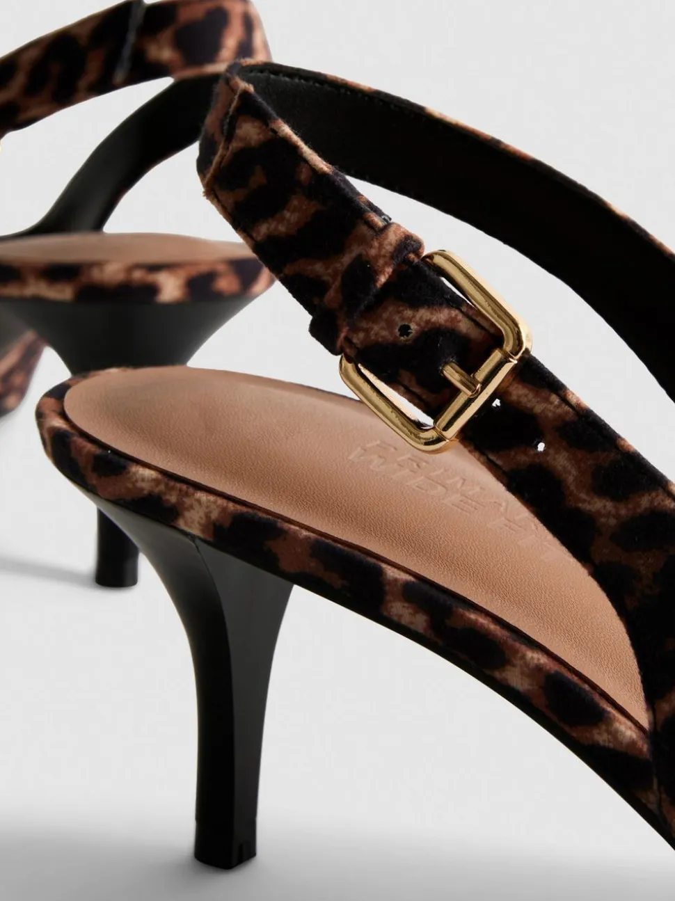 Pumps mit Leopardenmuster und Schnalle