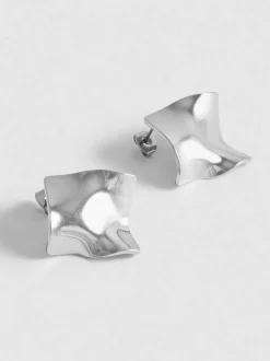 Quadratische Ohrstecker in Flüssigmetalloptik