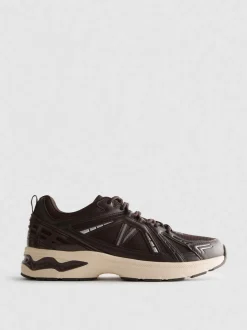 Retro-Sneaker mit mehreren Einsätzen