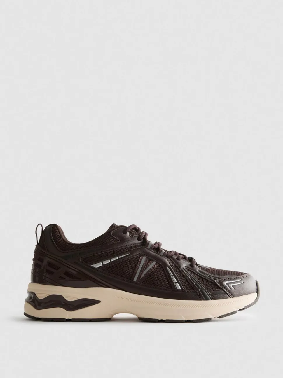 Retro-Sneaker mit mehreren Einsätzen
