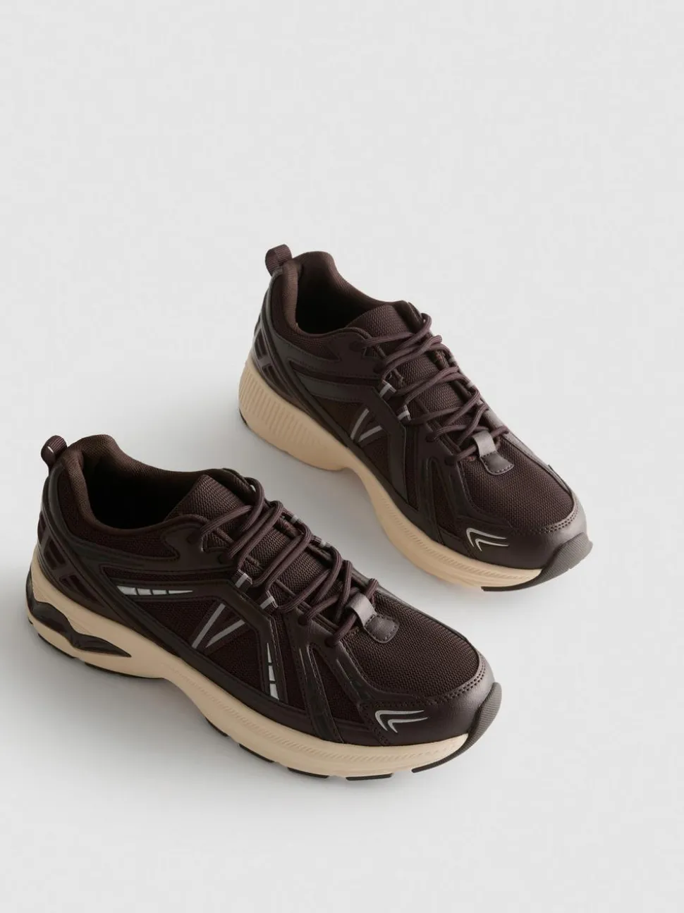 Retro-Sneaker mit mehreren Einsätzen