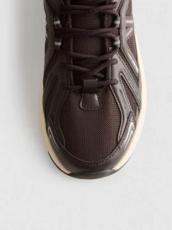 Retro-Sneaker mit mehreren Einsätzen