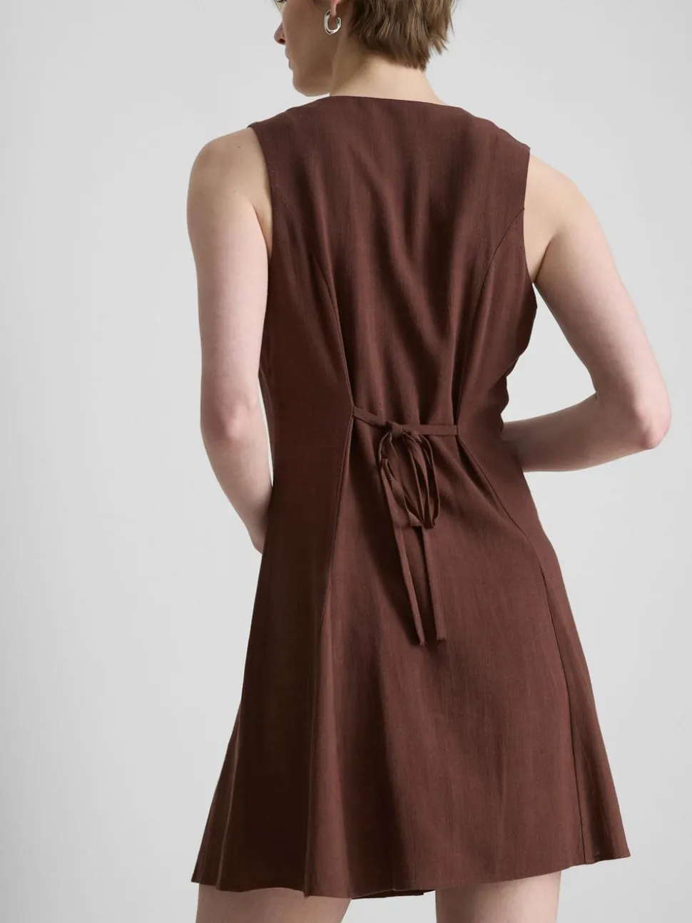 Ärmelloses Minikleid mit V-Ausschnitt