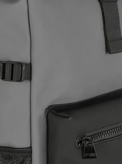 Rucksack mit eingerollter Öffnung