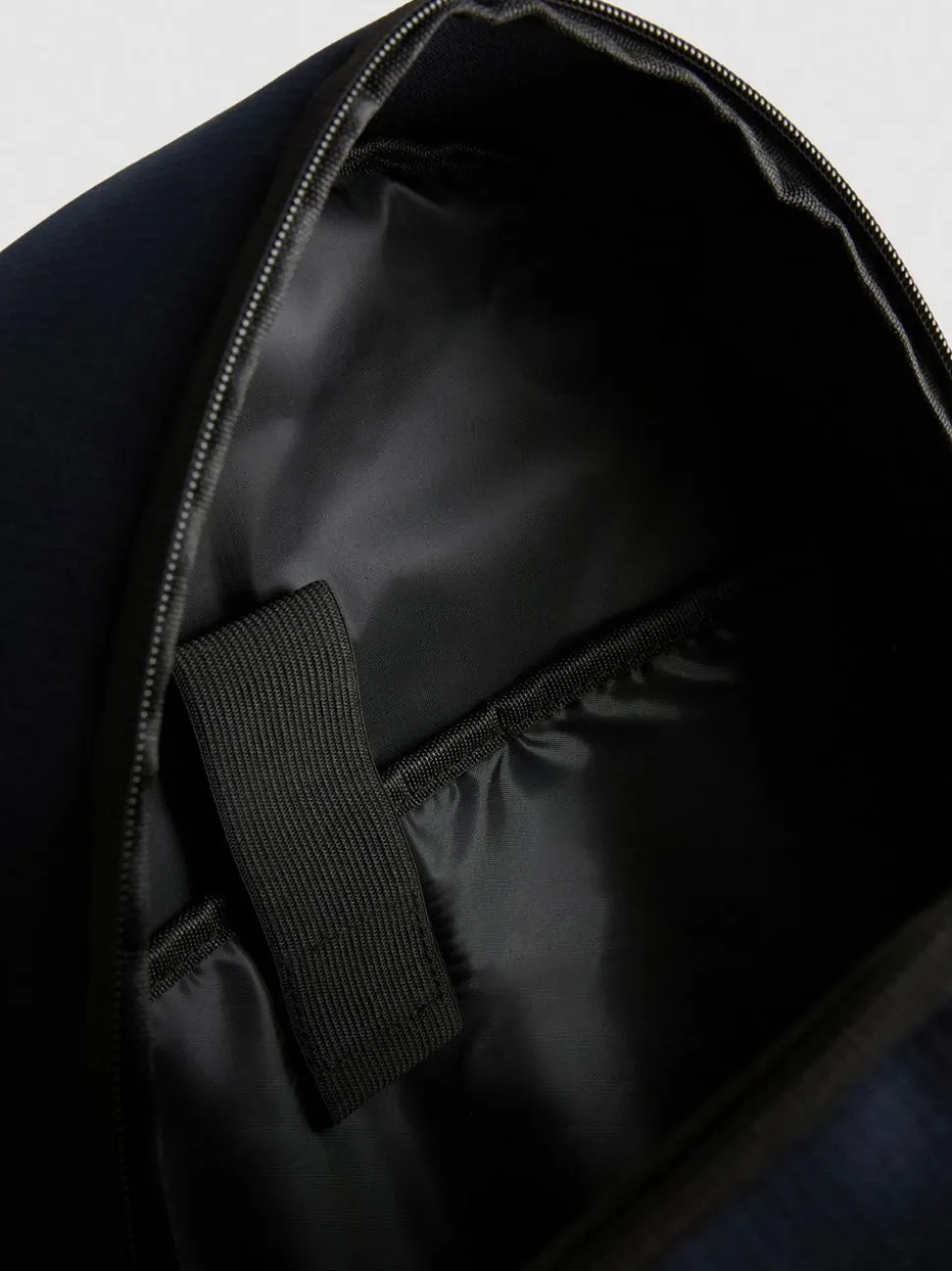 Rucksack mit Reißverschlussfach