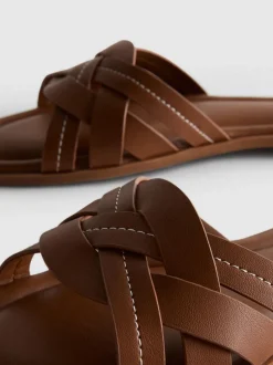 Sandalen aus Kunstleder mit überkreuzten Riemen
