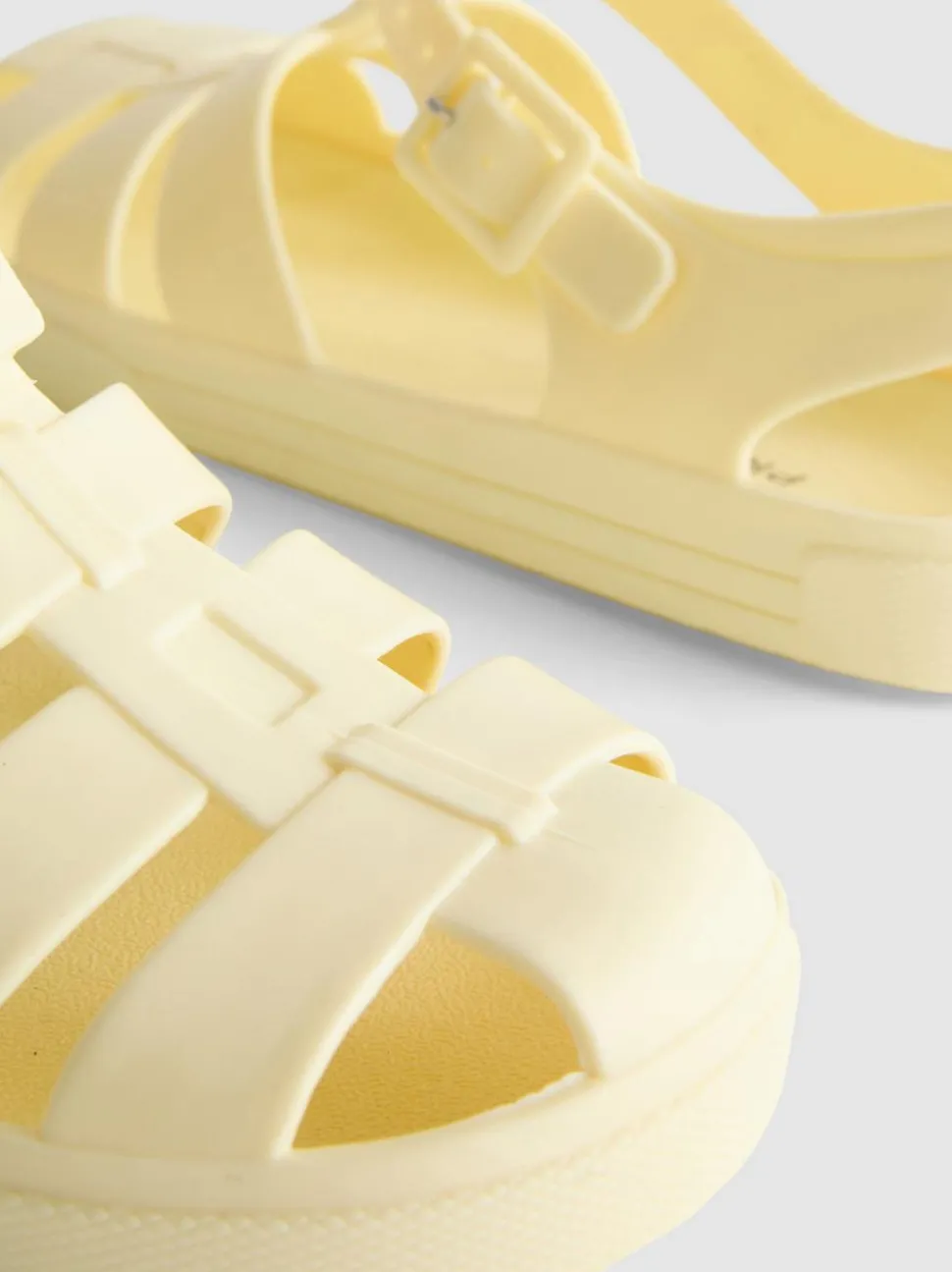 Sandalen aus mattem Kunststoff