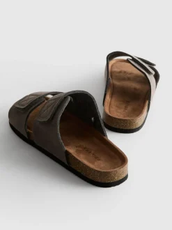 Sandalen mit dicker Sohle und zwei Riemchen