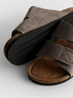 Sandalen mit dicker Sohle und zwei Riemchen