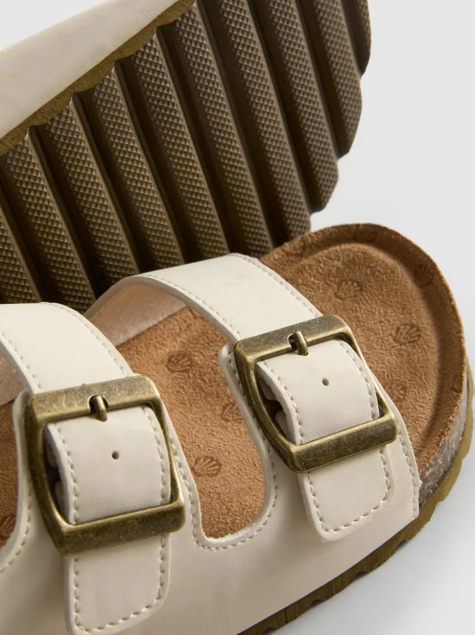 Sandalen mit doppelten Schnallenriemen