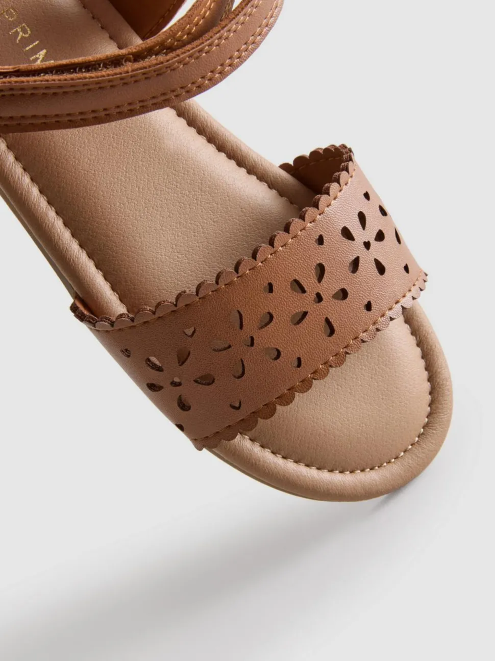 Sandalen mit Laser-Cuts