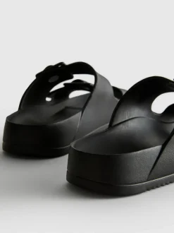 Sandalen mit Schnallenriemen und dicker Sohle