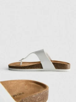 Sandalen mit Schnalle und T-Steg
