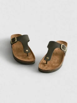 Sandalen mit Schnalle und T-Steg
