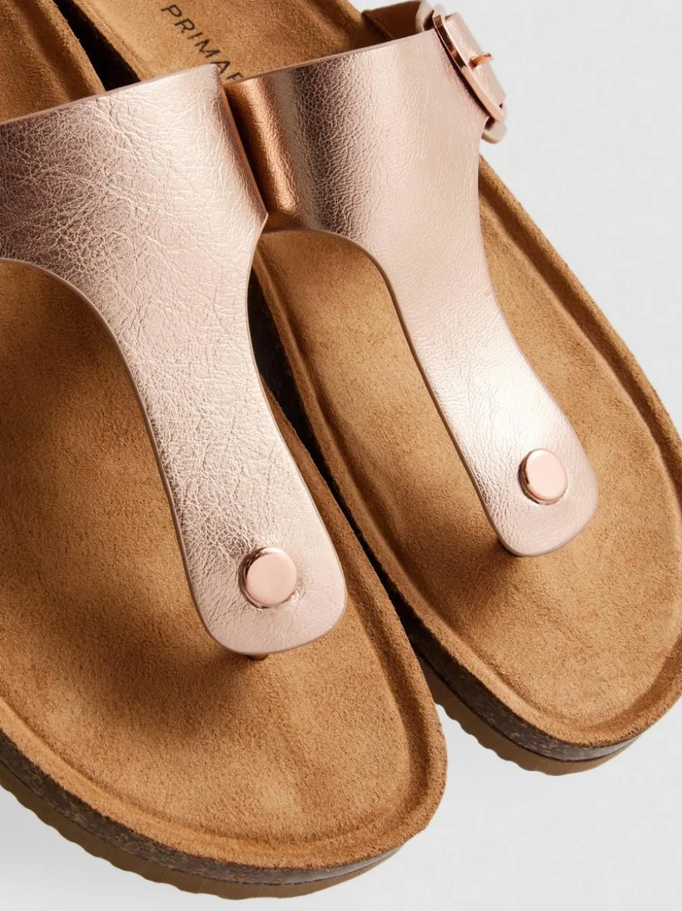 Sandalen mit Schnalle und T-Steg