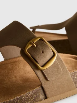 Sandalen mit Schnalle und T-Steg