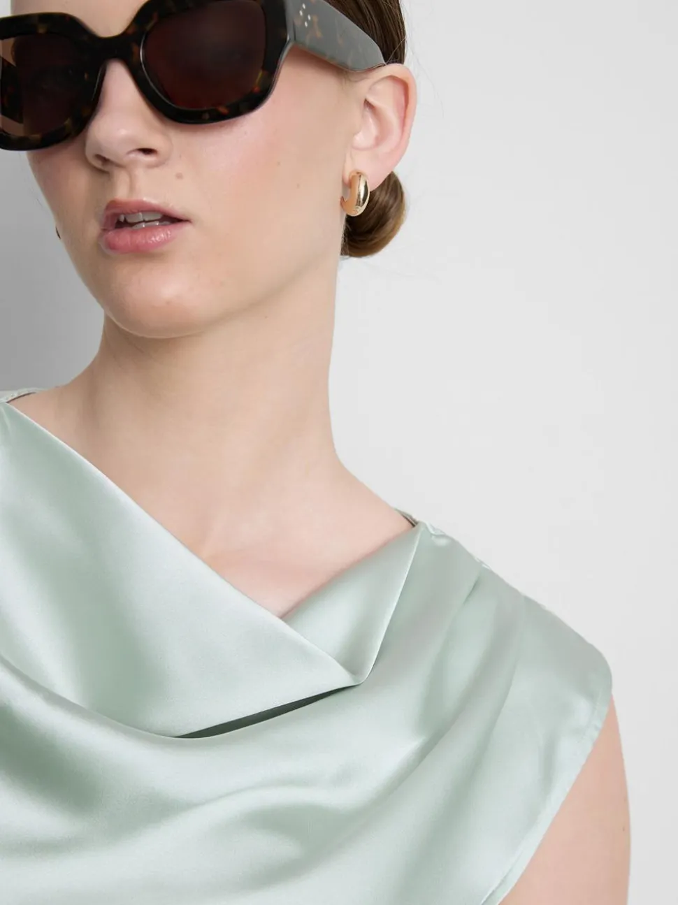 Satin-Bluse mit Wasserfallausschnitt