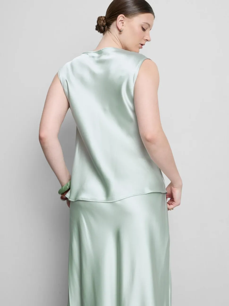 Satin-Bluse mit Wasserfallausschnitt
