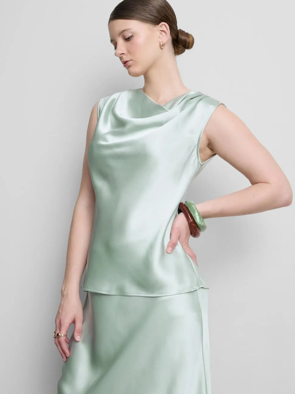Satin-Bluse mit Wasserfallausschnitt