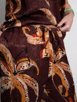 Satin-Hose in Knitteroptik mit weitem Bein und Blumenmuster
