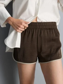 Satin-Laufshorts mit Paspelierung