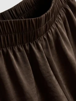 Satin-Laufshorts mit Paspelierung